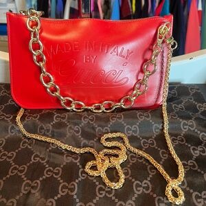 Gucci Pre-Owned
2000-2015 Leather Craft pouch with added gold hardware & chains.